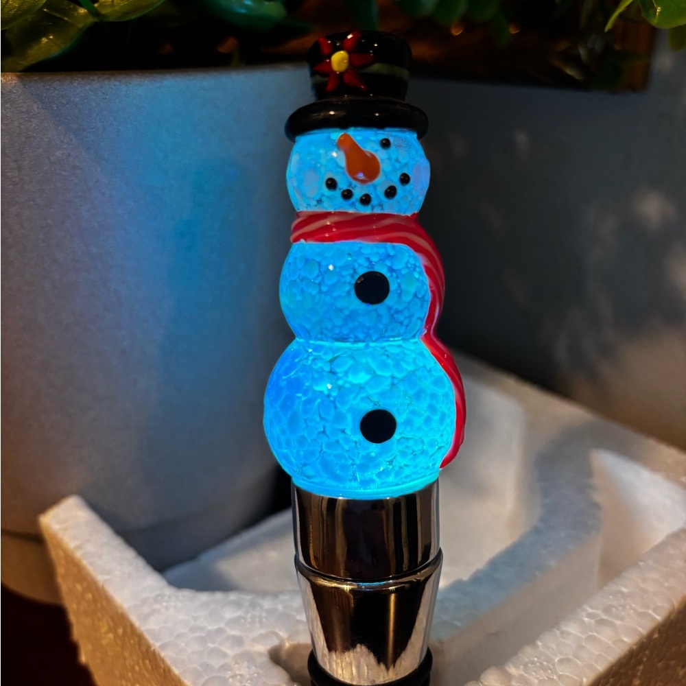 Color changing Festive Snowman Wine Stopper
Detailed Happy Snowman ⛄️ w/battery